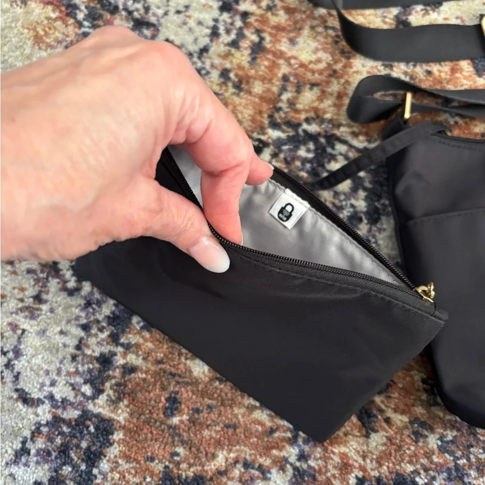 Baggallini Janet Crossbody RFID Bag - Picture 2 of 8